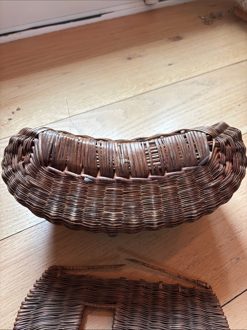 Vtg Handwoven Fishing Creel Basket
Primitive Wicker Creel Rustic Cabin Decor - Picture 6 of 10